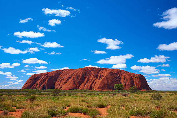 nuvens sobre uluru - unesco world heritage site day sunlight tree - fotografias e filmes do acervo