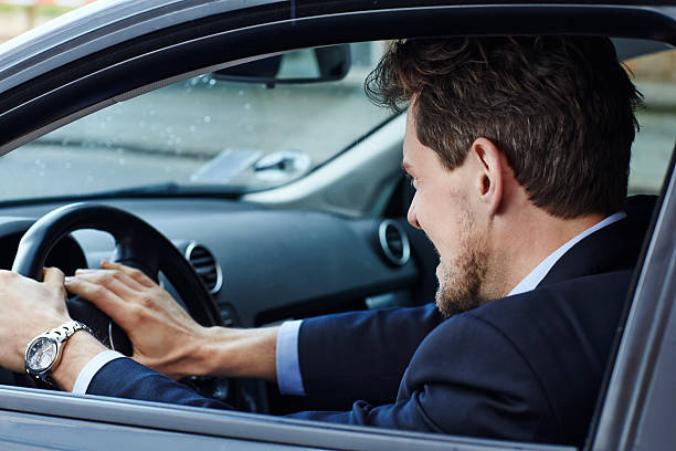 pilota aggressivo in auto, vista laterale - close up businessman corporate business side view foto e immagini stock