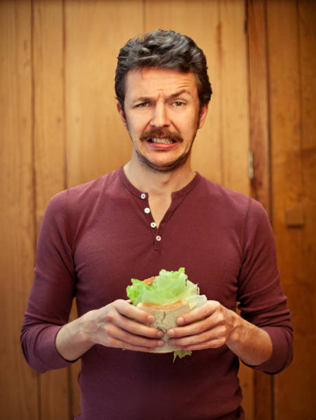 hombre en una dieta - offense fotografías e imágenes de stock