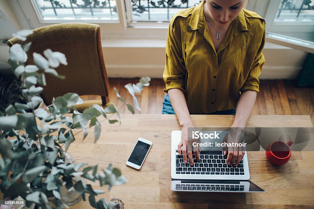 Jóvenes autónomo Mujer trabajando en su apartamento parisino - Foto de stock de Bloguear libre de derechos