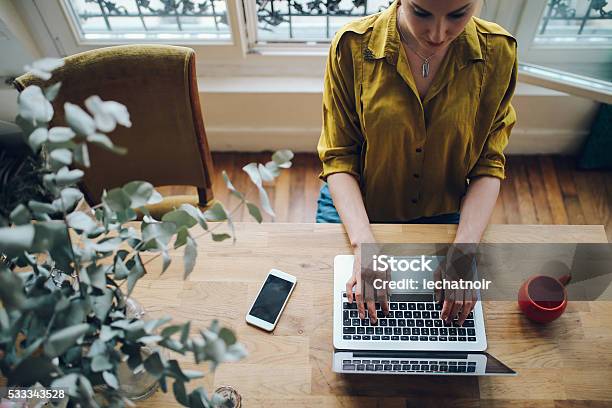 Jóvenes Autónomo Mujer Trabajando En Su Apartamento Parisino Foto de stock y más banco de imágenes de Bloguear