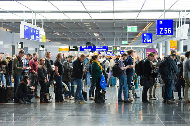 탑승 공항 - airport arrival departure board airport check in counter airplane 뉴스 사진 이미지