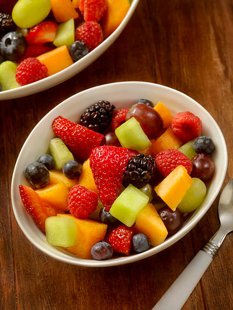 ensalada de frutas - fruit salad freshness strawberry fotografías e imágenes de stock