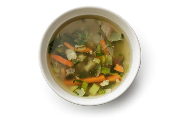 sopas : sopa de verduras aislado sobre fondo blanco - sopa de verduras fotografías e imágenes de stock