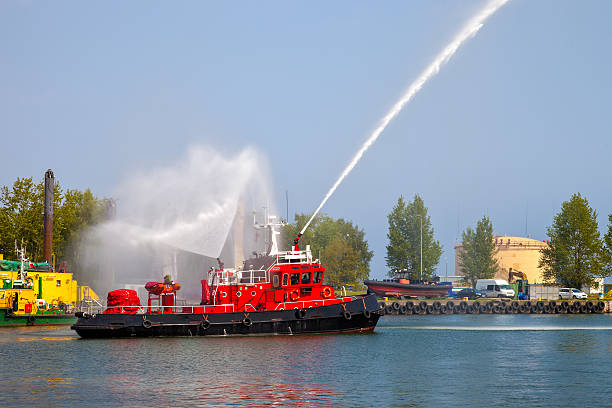 пожарное судно шоу - fire boat стоковые фото и изображения