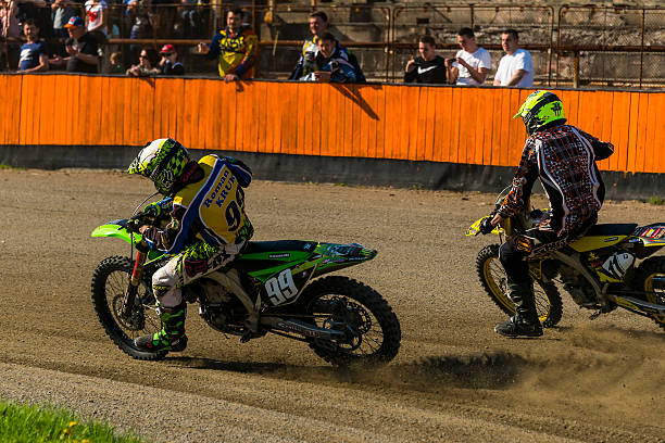 inconnu les cyclistes qui se préparent à partir de - motor racing track motorcycle sports race competition photos et images de collection