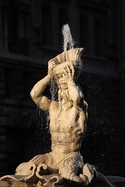 chafariz triton na piazza barberini em roma, itália. - barberini - fotografias e filmes do acervo