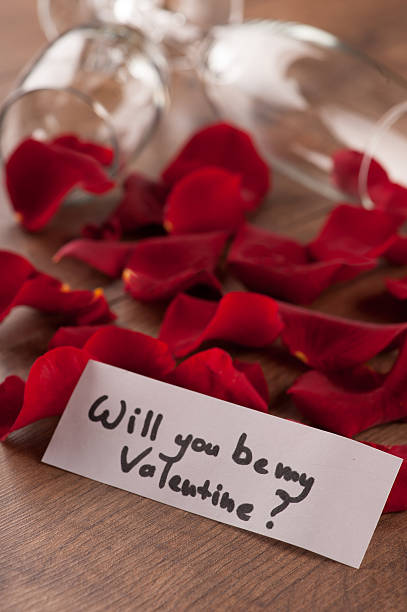 istock Champagne flute and gift to Valentines day 533369171