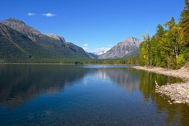 湖マクドナルド氷河国立公園の空の反射海岸山脈の木 - montana mountain mcdonald lake us glacier national park ストックフォトと画像