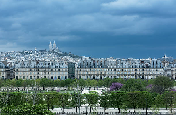 tuileries und montmartre in paris - palais royal stock-fotos und bilder