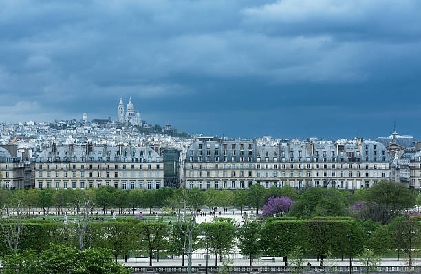 tuileries и монмартр в париже — - palais royal стоковые фото и изображения
