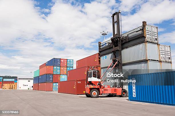 Stacker Umgang Mit Containern In Großer Hafen Stockfoto und mehr Bilder von Behälter - Behälter, Arrangieren, Container