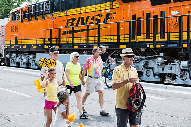 bnsf train, burlington northern santa fe - warren buffett photos et images de collection