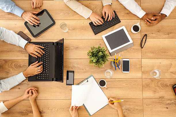 grupo de pessoas de negócios na mesa de escritório - conference table business meeting business directly above - fotografias e filmes do acervo