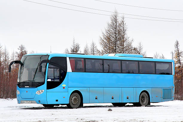 scania omniexpress - snow car winter road photos et images de collection