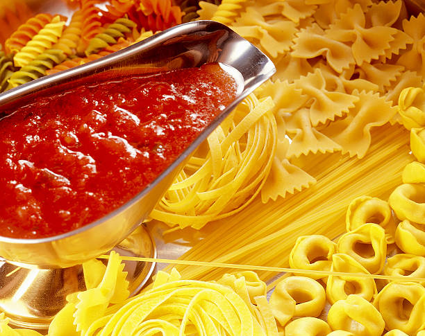 surowy makaron - penne rigatoni pasta tomato pasta zdjęcia i obrazy z banku zdjęć