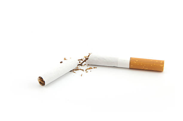 cigarro quebrado - breaking cigarette imagens e fotografias de stock