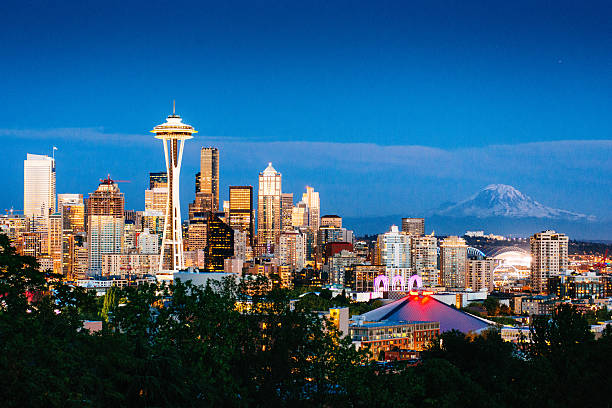 istock Seattle Skyline and Mount Rainier at Dusk 533403071