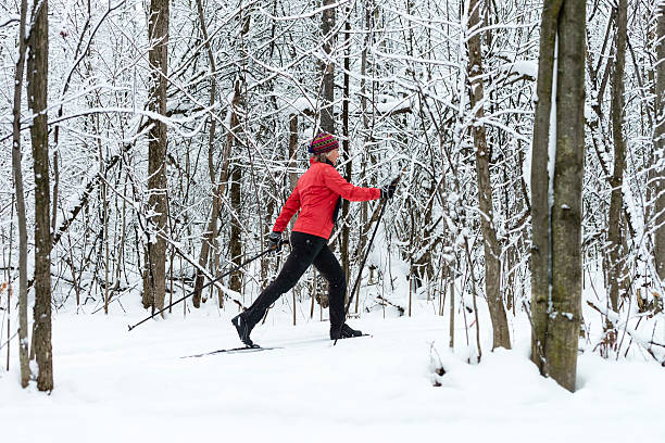 mulher cross-country ski, neve, inverno desporto. - nordic event fotos imagens e fotografias de stock