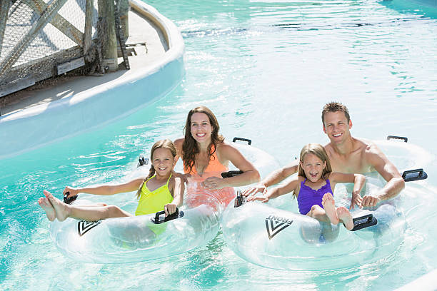 familia en río manso en water park - floating on water swimming pool men water fotografías e imágenes de stock