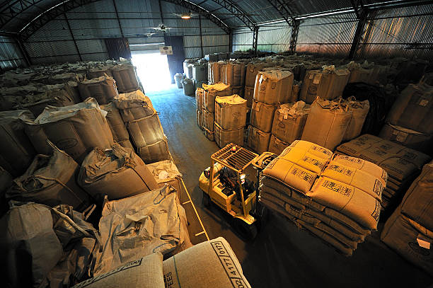 warehouse von taschen mit kaffee, minas gerais, brasilien - coffee sack bag espresso stock-fotos und bilder