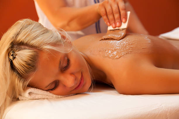 молодая женщина с шоколадная маска для тела. - massaging chocolate spa treatment body стоковые фото и изображения
