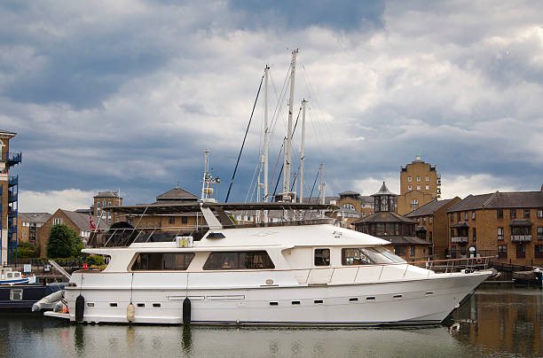 blanc, yacht, london limehouse basin - british coin british currency home finances ideas photos et images de collection