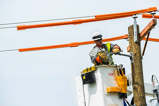 de las tripulaciones reemplazar viejo teléfono polos - maintenance engineer fuel and power generation cherry picker electricity fotografías e imágenes de stock