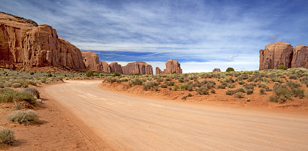 아름다운 비포장도로 에서 기념지 밸리 - utah scenics photography landscape 뉴스 사진 이미지