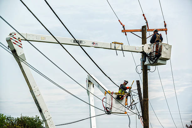 instaladores de líneas reemplazar de madera vieja electric utilidad polos - maintenance engineer fuel and power generation cherry picker electricity fotografías e imágenes de stock