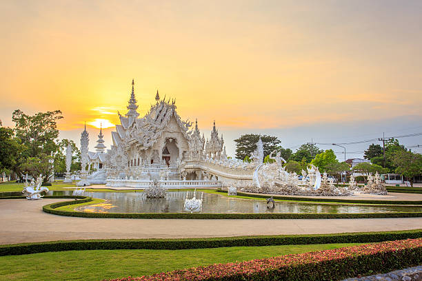 white-tempel oder den wat rong khun - rong river khun wat thailand stock-fotos und bilder