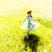 fee-tanzen-im-feld.jpg?b=1&s=170x170&k=20&c=nH8gU4MpLefimX8YGKDPlSYUhuC6vrs3dO0KsgSh5A4=