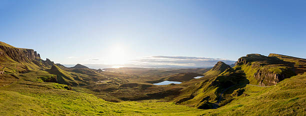 panorama sonnenaufgang im quiraing auf der insel der skye schottland - schottisches hochland stock-fotos und bilder