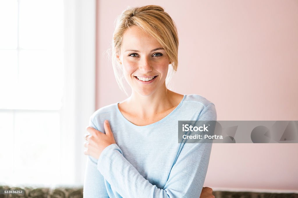 Porträt der lächelnde Junge Frau zu Hause fühlen - Lizenzfrei Frauen Stock-Foto