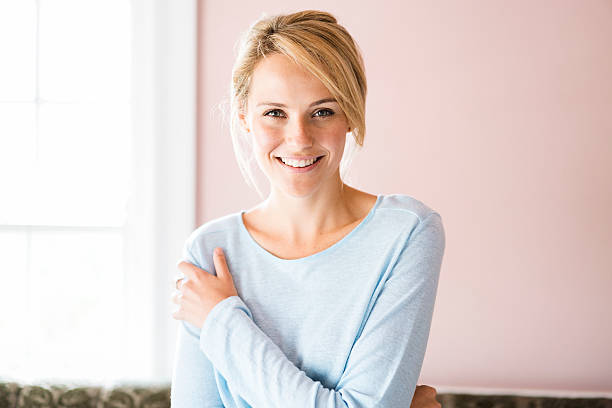 retrato de mulher jovem sorridente, em casa - blond woman imagens e fotografias de stock