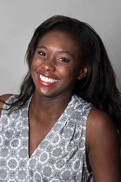 sorridente menina bonito - nigeria african culture dress smiling imagens e fotografias de stock