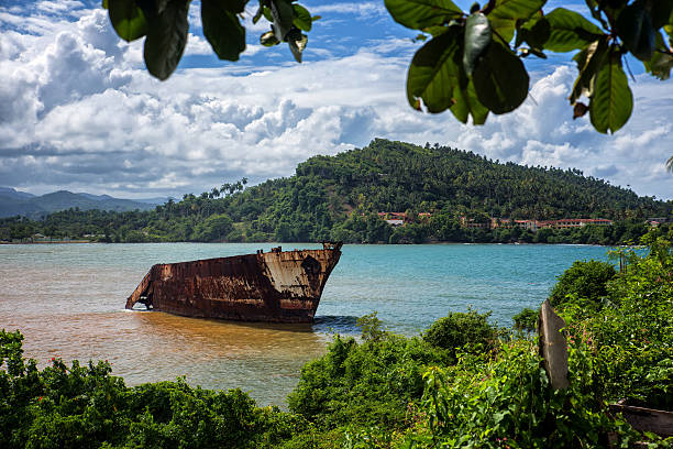 vue de la baie de miel de baracoa, cuba - baracoa photos et images de collection