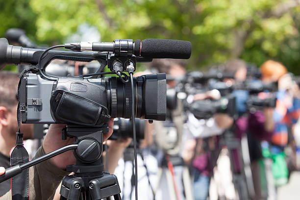 filmación un evento con una cámara de video - videographer video camera operator filming fotografías e imágenes de stock