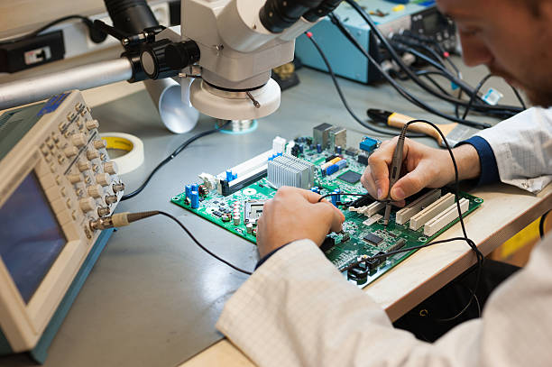 visual y de control eléctrico para montaje en pcb - service electronics industry circuit board capacitor fotografías e imágenes de stock