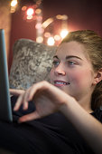 teenage-girl-liegt-auf-dem-sofa-mit-tablet-pc.jpg?b=1&s=170x170&k=20&c=SzcRfREzIO_q03M76K72j01WsV0F2QrDRFZogSYQj8M=