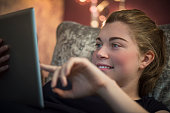 teenage-girl-liegt-auf-dem-sofa-mit-tablet-pc.jpg?b=1&s=170x170&k=20&c=X1K_loACQD7oEOZi1ir7-AYE5afy7L3qAfUiLbeIsmU=