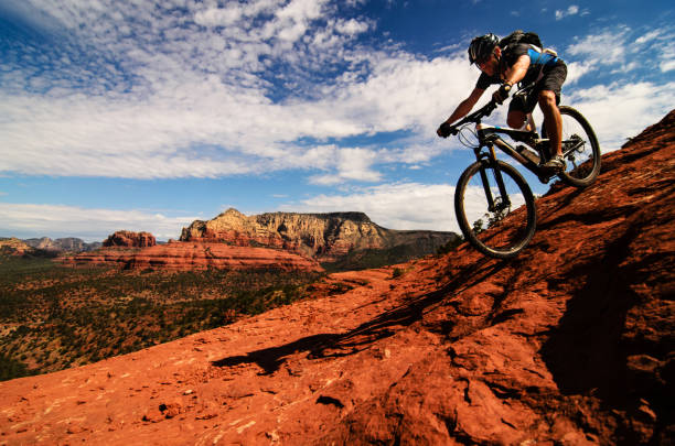 mountainbiken auf slickrock - bicycle sport cyclist mountain stock-fotos und bilder