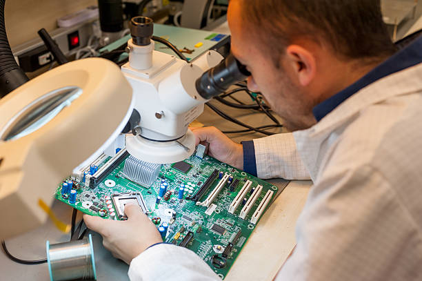 inspección visual de pcb electrónicos - service electronics industry circuit board capacitor fotografías e imágenes de stock
