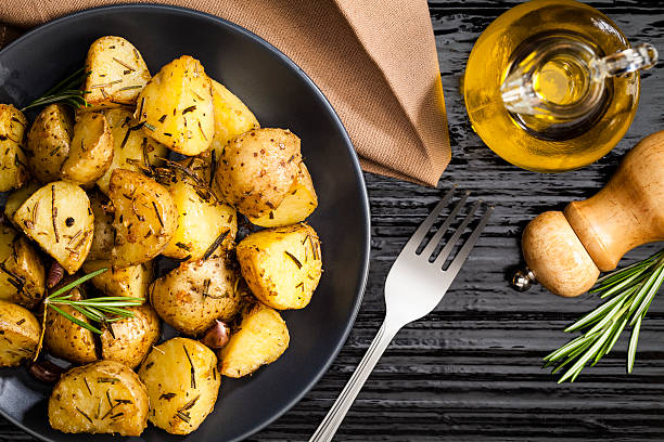 patatas asadas - roasted potatoes prepared potato herb food fotografías e imágenes de stock