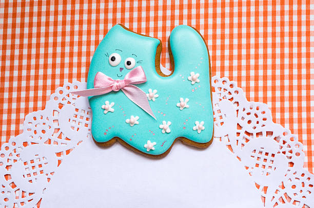 istock Cute background with a honey-cake cat 533449276