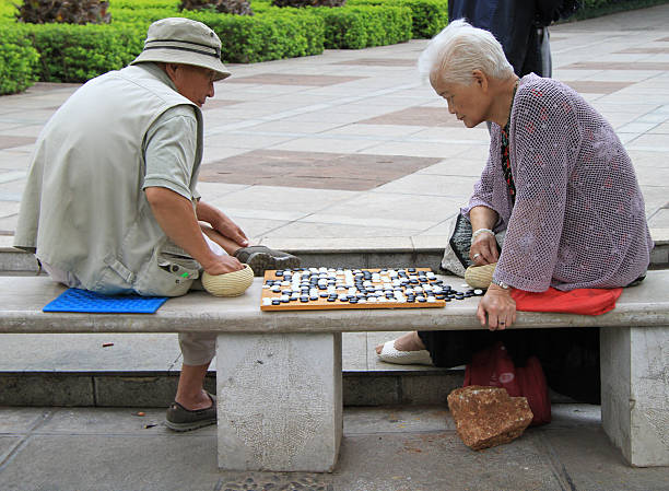 남성과 여성 재생 가시오 공원에서 - chess playing field 뉴스 사진 이미지