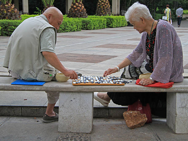 남성과 여성 재생 가시오 공원에서 - chess playing field 뉴스 사진 이미지