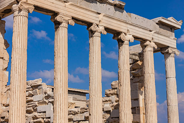 atene grecia : colonne di marmo della l'eretteo sull'acropoli - copy space minerva greek culture athens greece foto e immagini stock