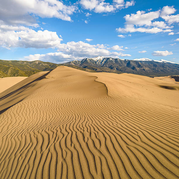 primavera en grandes dunas de arena-square - alamosa fotografías e imágenes de stock