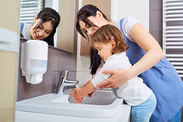 lavar as mãos de criança com a mãe na casa de banho. - tap airplane imagens e fotografias de stock